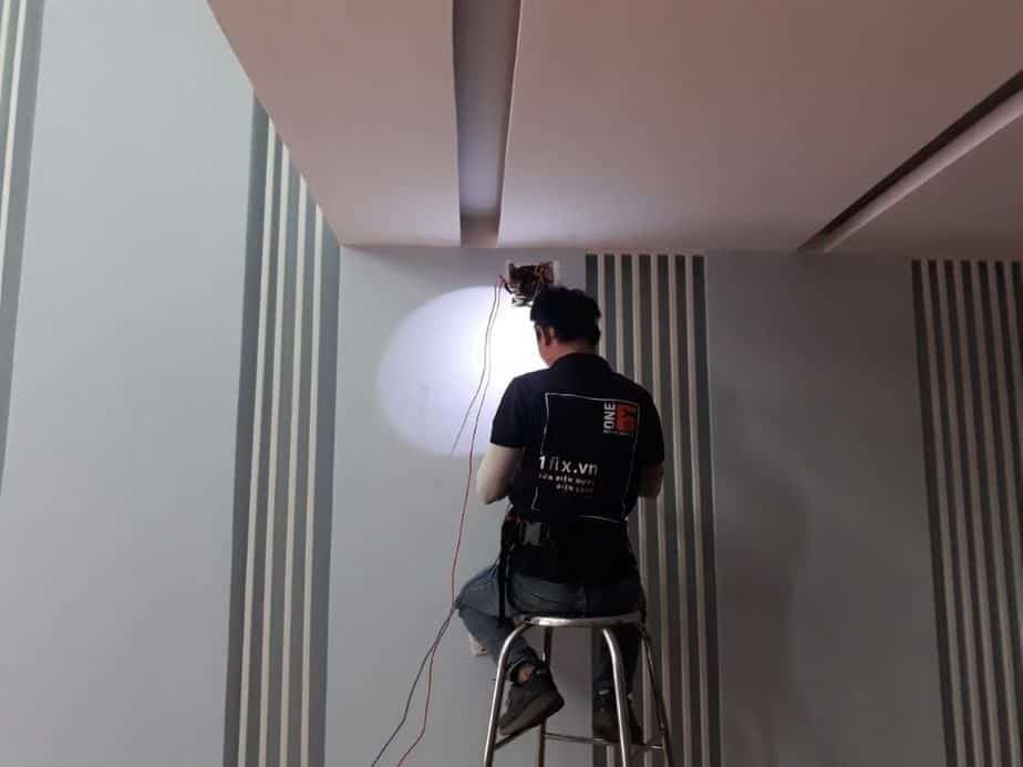 Một chiếc súng bắn vít hơi màu đỏ đen chuyên dụng.