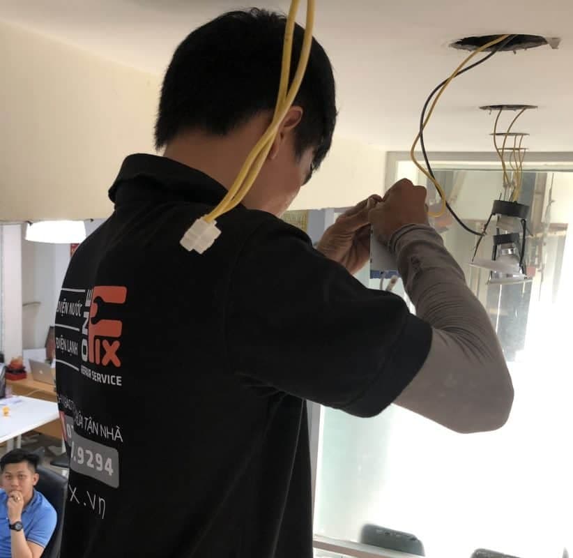 Một mẫu kìm bấm cos điện đa năng với nhiều ngàm bấm cho các kích cỡ dây khác nhau.