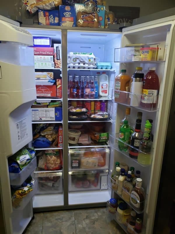 Bên trong tủ lạnh Samsung RS27T5200SR với dung tích lớn và các khay kệ