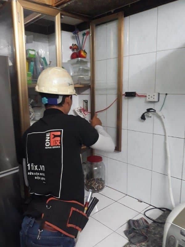 Thợ sửa ống nước của 1Fix tại Dĩ An đang xử lý sự cố rò rỉ.