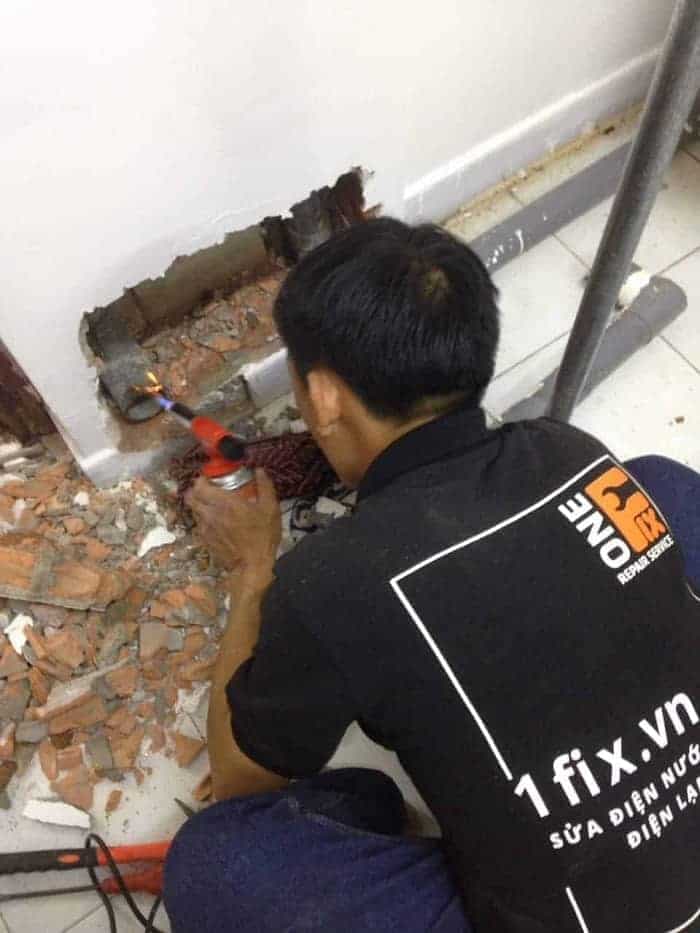 Thợ điện 1Fix kiểm tra hệ thống điện phức tạp tại một nhà xưởng ở Phú Giáo.