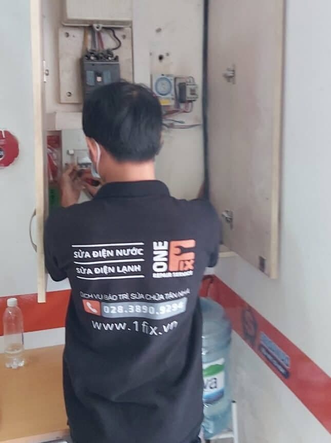Kỹ thuật viên 1Fix đang xử lý sự cố điện tại nhà dân ở Phú Giáo, Bình Dương.