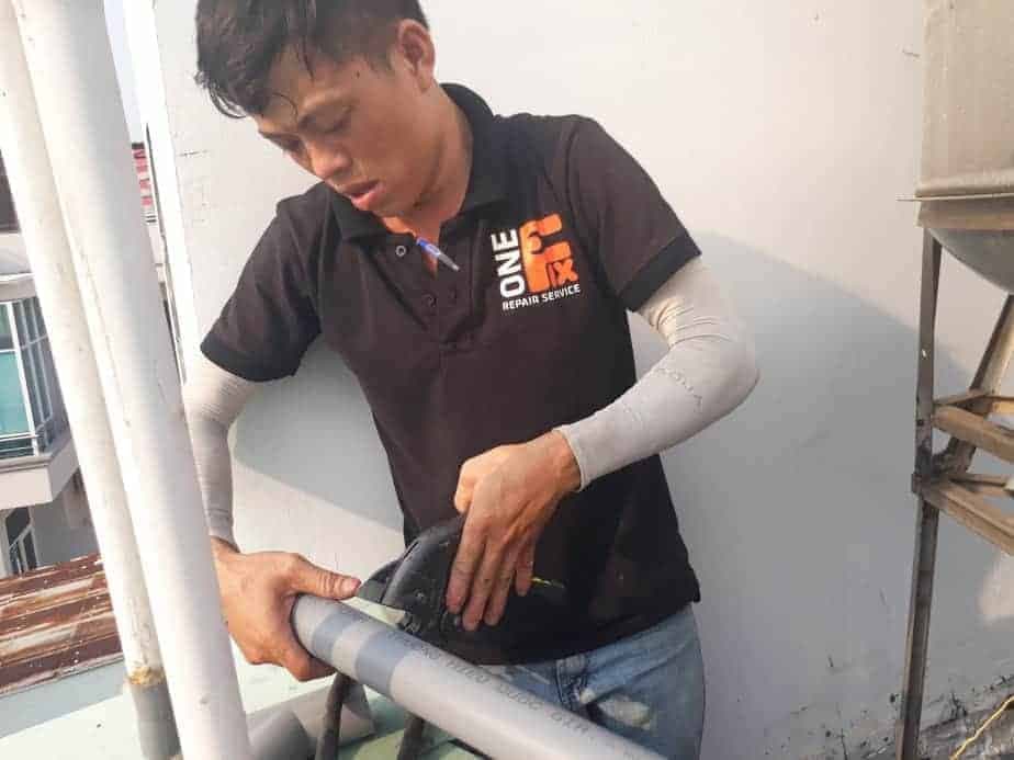 Thợ điện 1Fix đang kiểm tra và khắc phục sự cố chập điện tại một căn hộ ở Thuận An.