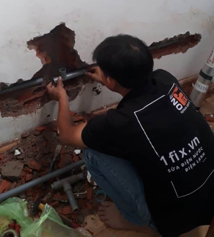 Thợ sửa đường ống nước 1Fix xử lý rò rỉ tại nhà TPHCM