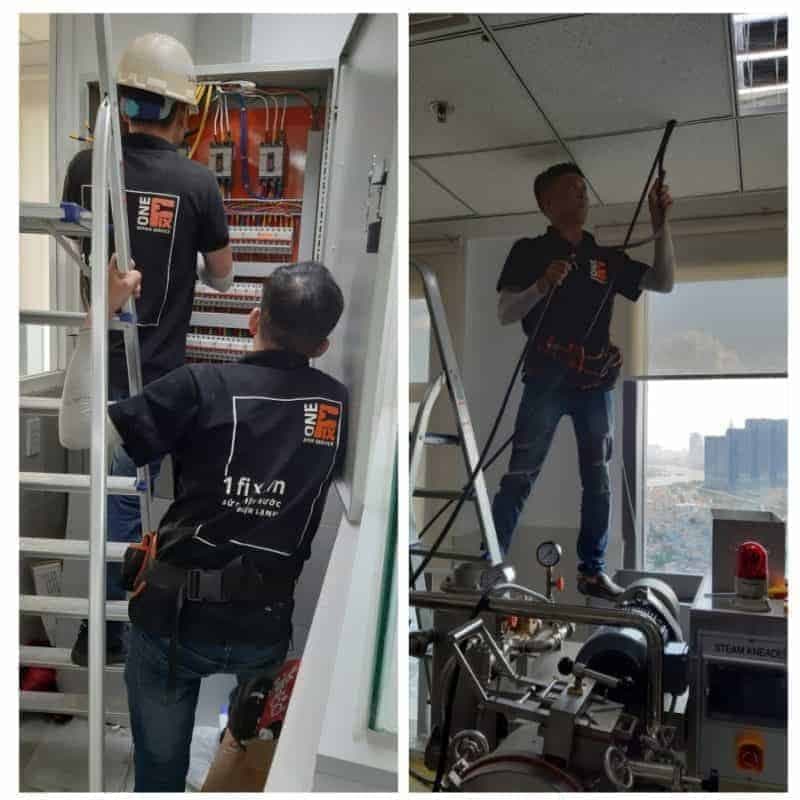 Thợ điện 1Fix đang kiểm tra và sửa chữa tủ điện tại nhà khách hàng ở Quận Bình Thạnh.