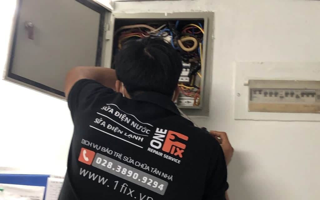 Chuyên viên 1Fix xử lý rò rỉ đường ống nước dưới lavabo tại nhà khách hàng Quận 1.