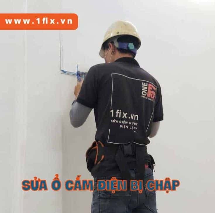 Thợ điện 1Fix kiểm tra hệ thống aptomat tại nhà khách hàng ở TPHCM