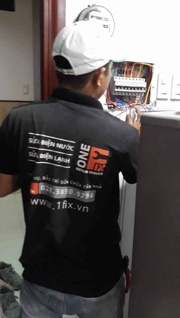 Kỹ thuật viên 1Fix đang xử lý đường ống nước bị rò rỉ dưới bồn rửa.