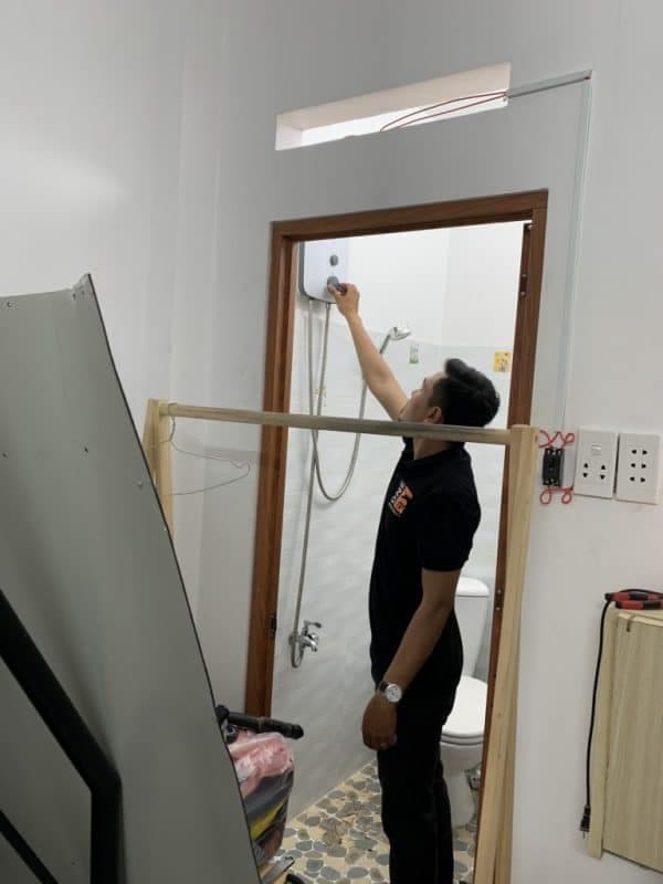 Thợ 1Fix chuyên nghiệp xử lý sự cố rò rỉ nước tại nhà vệ sinh.