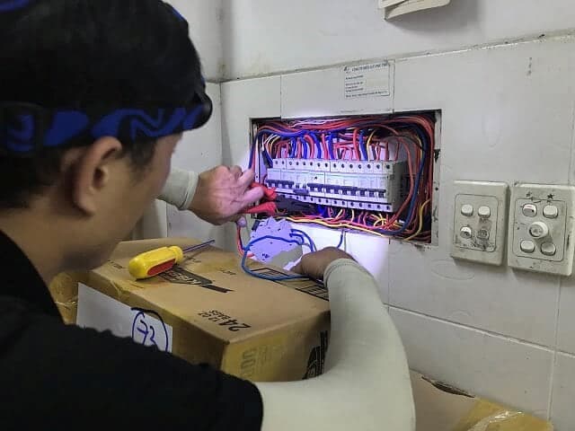 Kiểm tra điểm nối dây tiếp đất trên vỏ máy nước nóng.