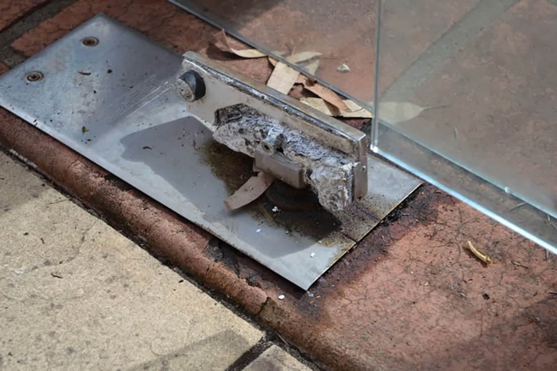 Hình ảnh cửa kính cường lực bị hư hỏng, xệ cánh