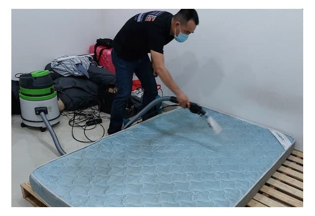 Thợ 1Fix đang sử dụng máy móc chuyên dụng để giặt nệm tại nhà cho khách hàng ở quận Bình Tân.