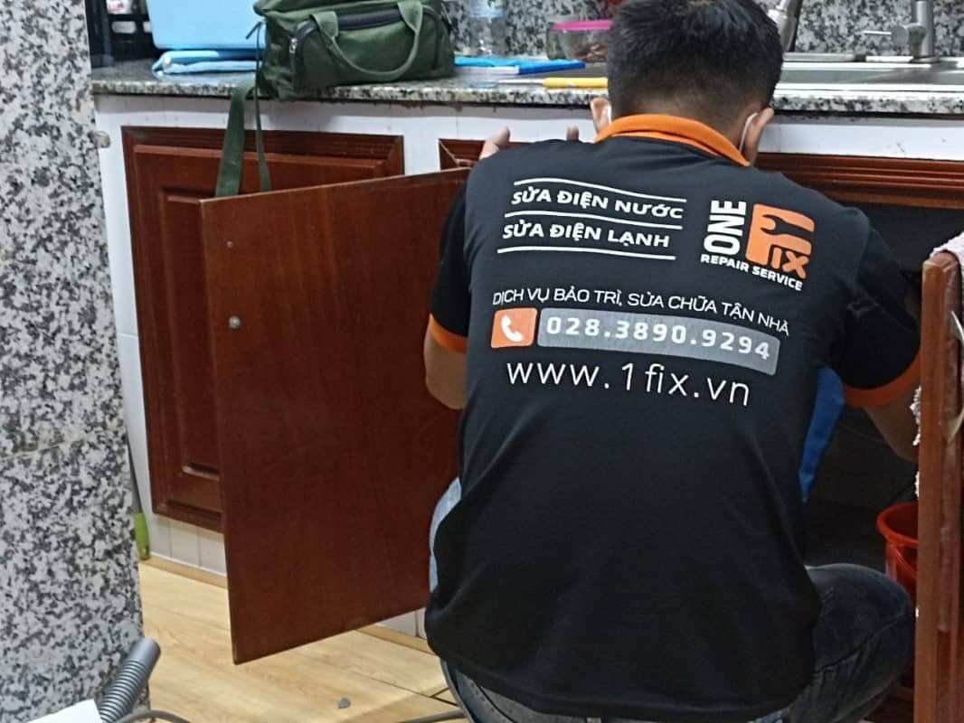 Một chiếc lò vi sóng Electrolux sạch sẽ, sáng bóng đặt trong không gian bếp hiện đại.