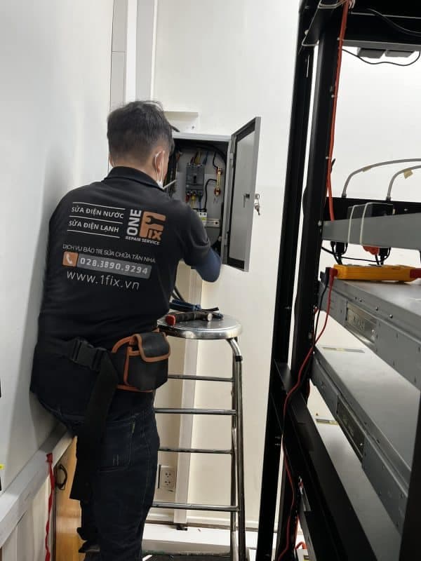 Sử dụng tô thủy tinh có nắp đậy chuyên dụng để hâm nóng thức ăn trong lò vi sóng Electrolux.