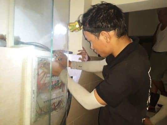 Một chiếc lò vi sóng Panasonic hiện đại, sẵn sàng trong gian bếp.