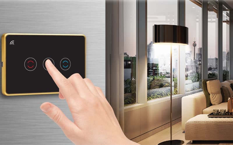 Một người đang dùng điện thoại thông minh để điều khiển hệ thống đèn trong nhà một cách dễ dàng.