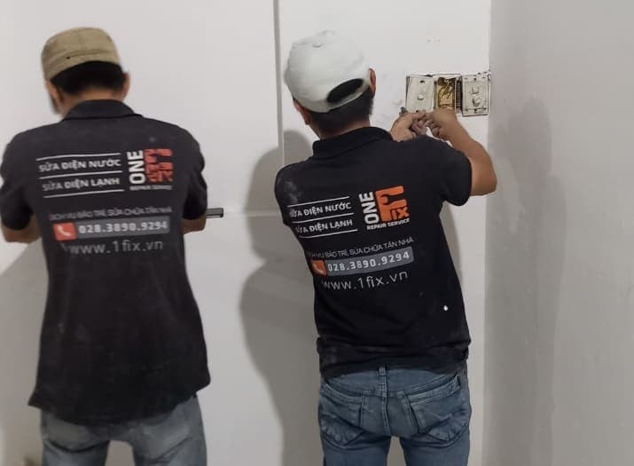 Hình ảnh cận cảnh một công tắc thông minh hiện đại, sang trọng được lắp trên tường.