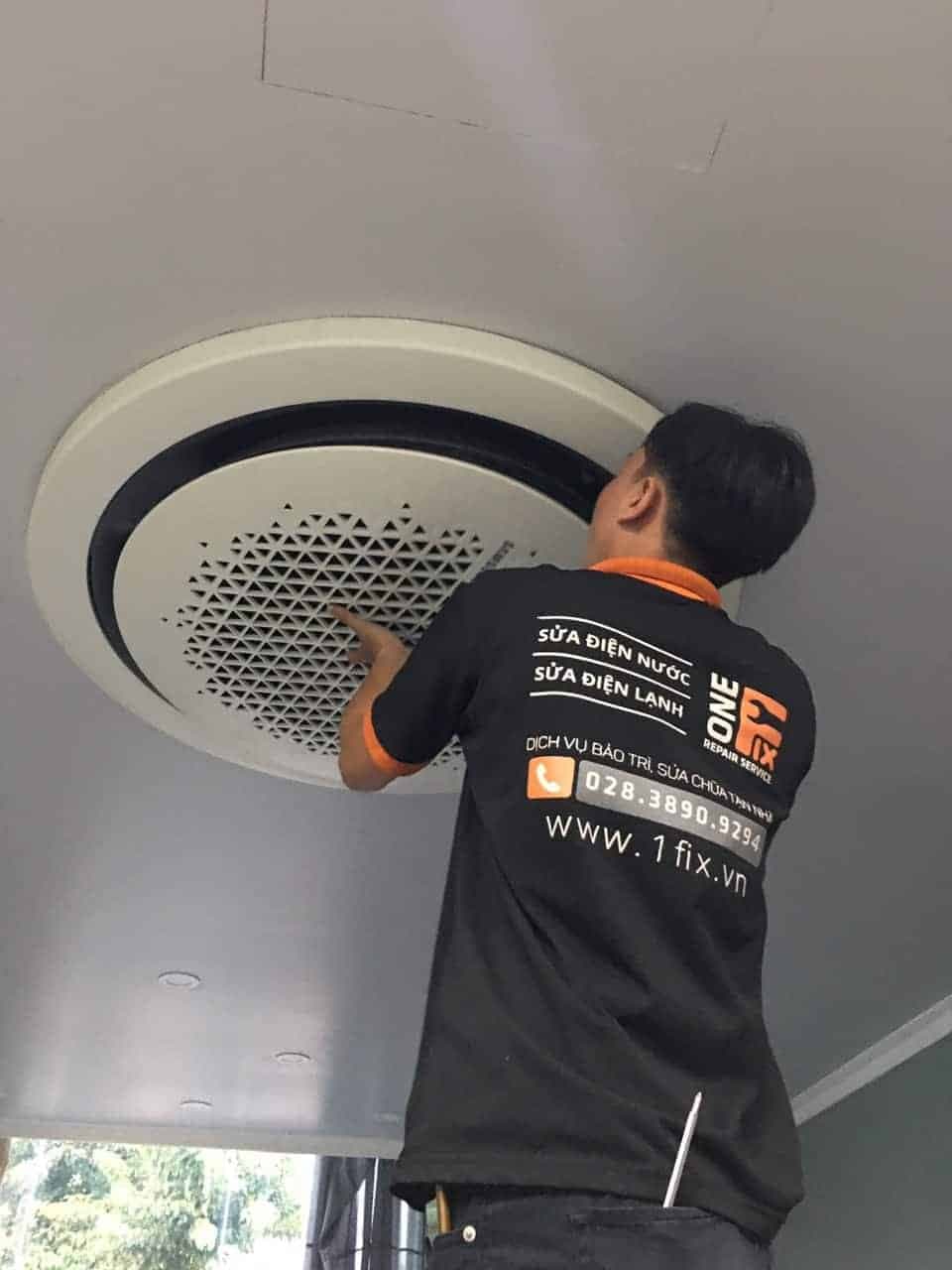 Bố trí ổ cắm và công tắc khoa học cho phòng ngủ nhỏ.