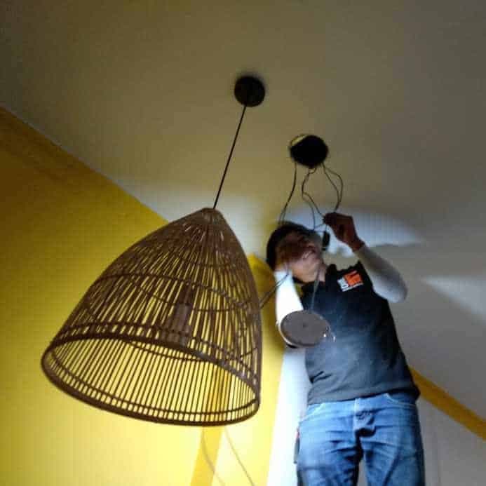 Thợ điện 1Fix đang thi công hệ thống điện phòng ngủ chuyên nghiệp, đảm bảo an toàn và thẩm mỹ.