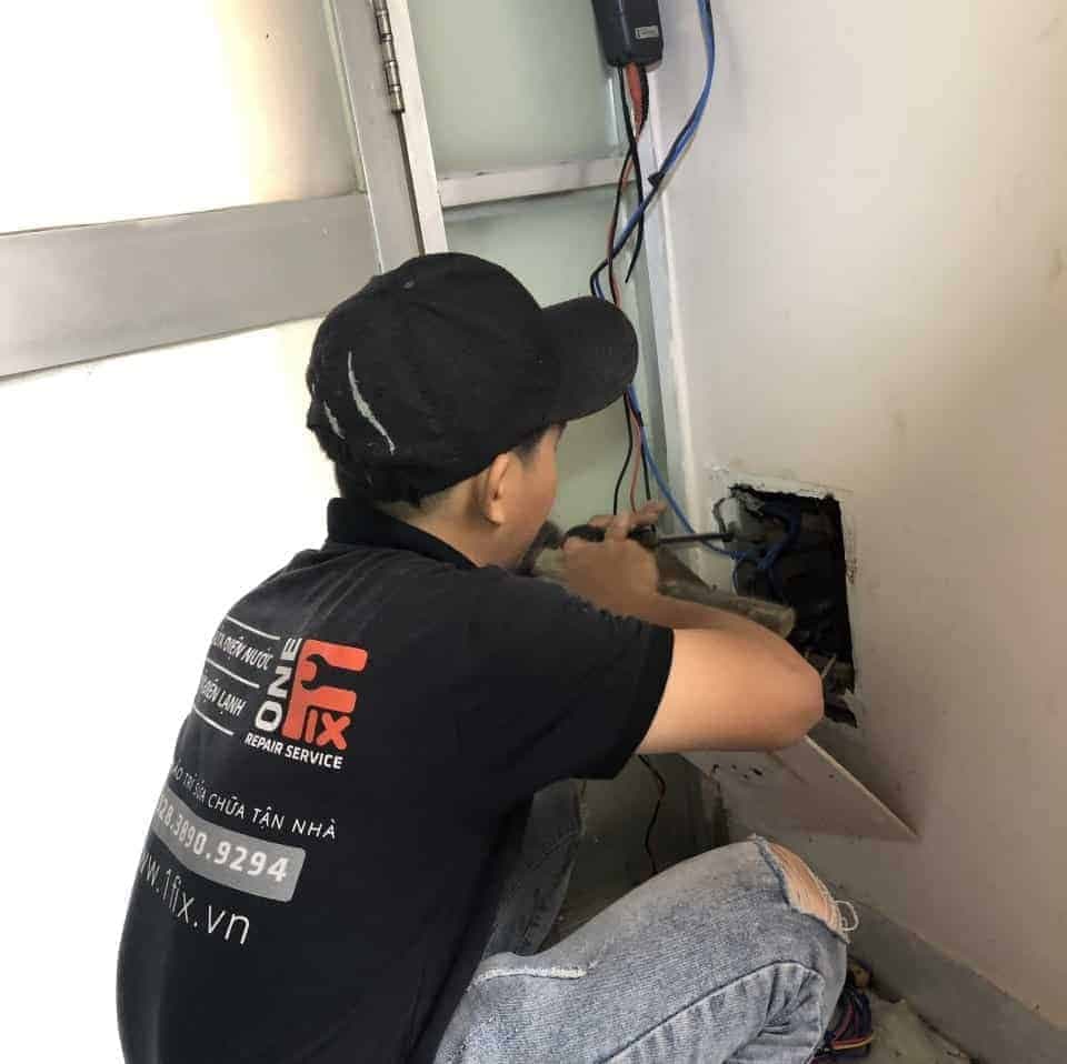 Thợ điện chuyên nghiệp của 1Fix đang kiểm tra và sửa chữa hệ thống điện tại nhà khách hàng, đảm bảo an toàn tuyệt đối.