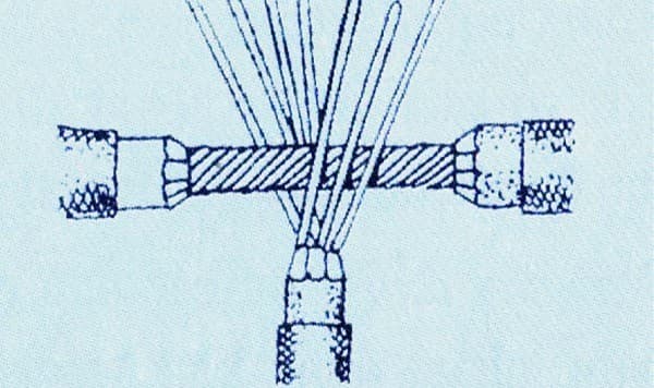 Chia các sợi lõi của dây nhánh thành 2 phần bằng nhau để chuẩn bị nối rẽ