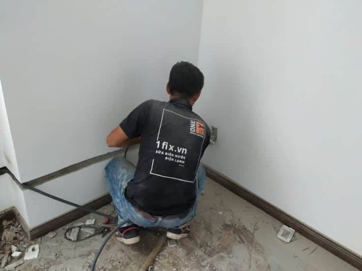 Thợ điện 1Fix đang hoàn thiện việc lắp đặt công tắc điện tại nhà khách hàng.