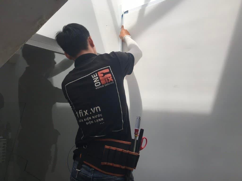 Thợ điện 1Fix hoàn thành lắp đặt ổ cắm điện âm tường một cách gọn gàng và thẩm mỹ.