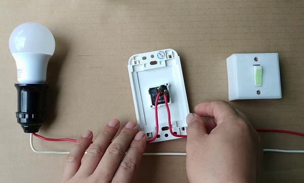 Minh họa hệ thống bảng điện phức tạp với công tắc và ổ cắm.