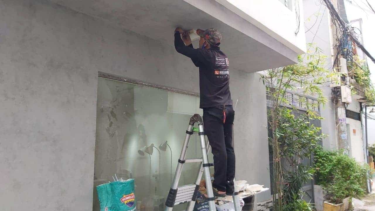 Một công trình cải tạo nhà 2 tầng đang trong giai đoạn thi công phần thô, cho thấy sự thay đổi về kết cấu.