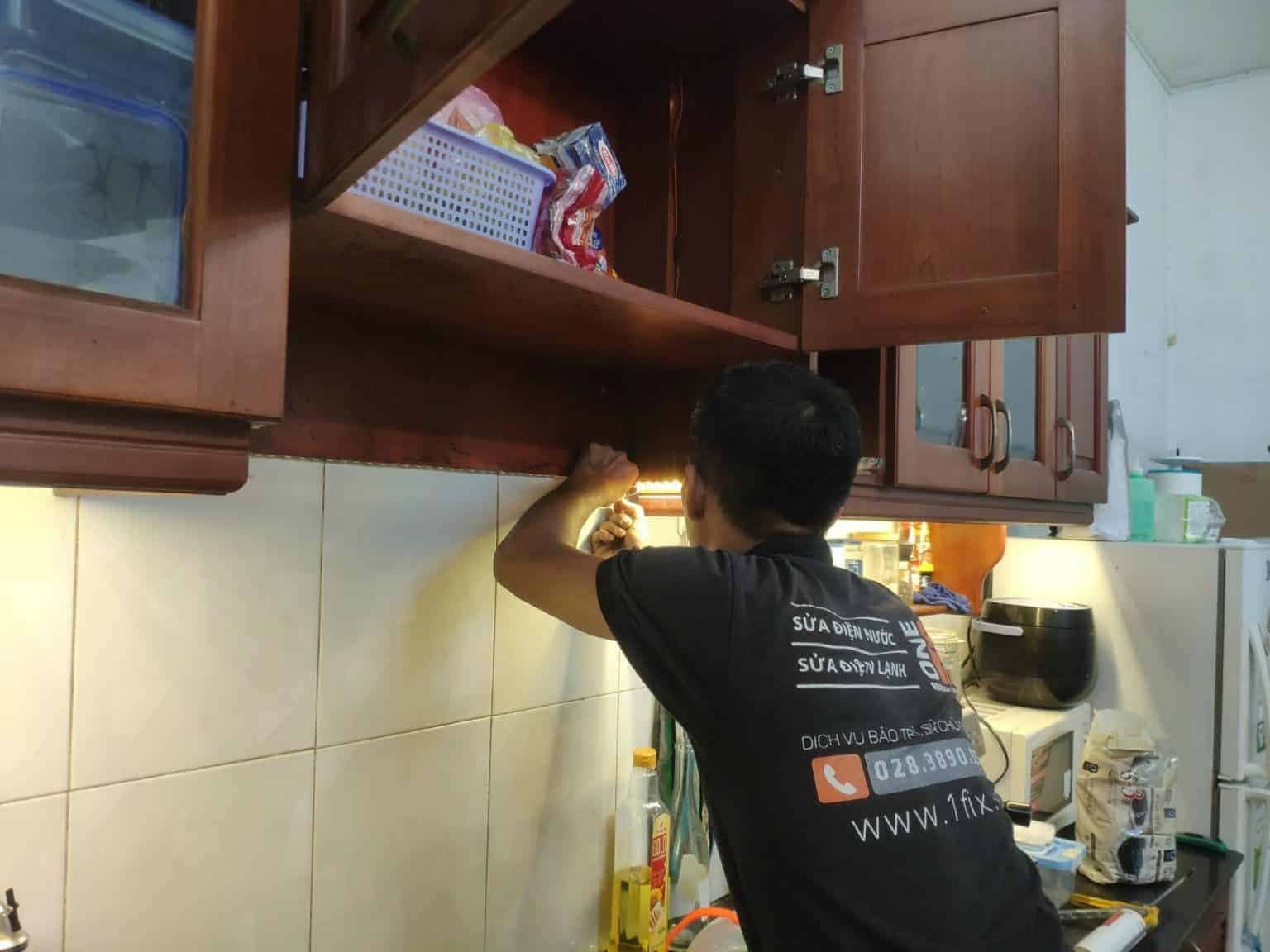 Bảng điều khiển của lò vi sóng Sharp loại cơ với 2 núm vặn.