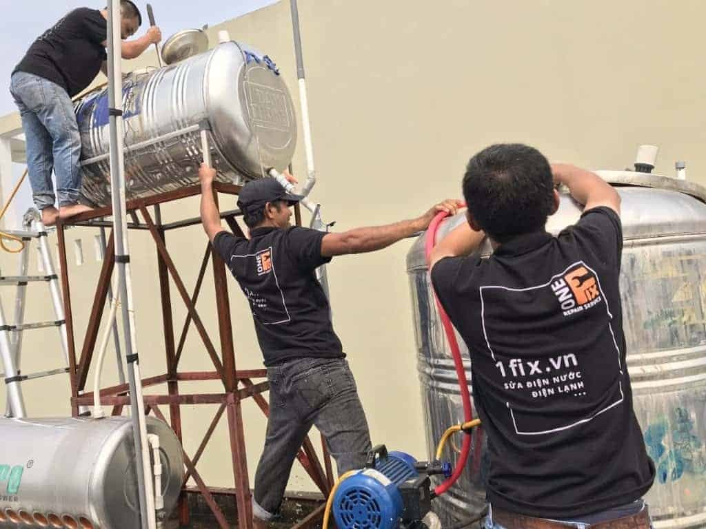 Thợ 1Fix đang tiến hành lắp đặt phao điện vào bồn nước inox.