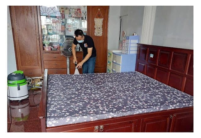 Thợ 1Fix đang thực hiện quy trình giặt nệm khử khuẩn chuyên nghiệp tại nhà khách hàng ở Gò Vấp.