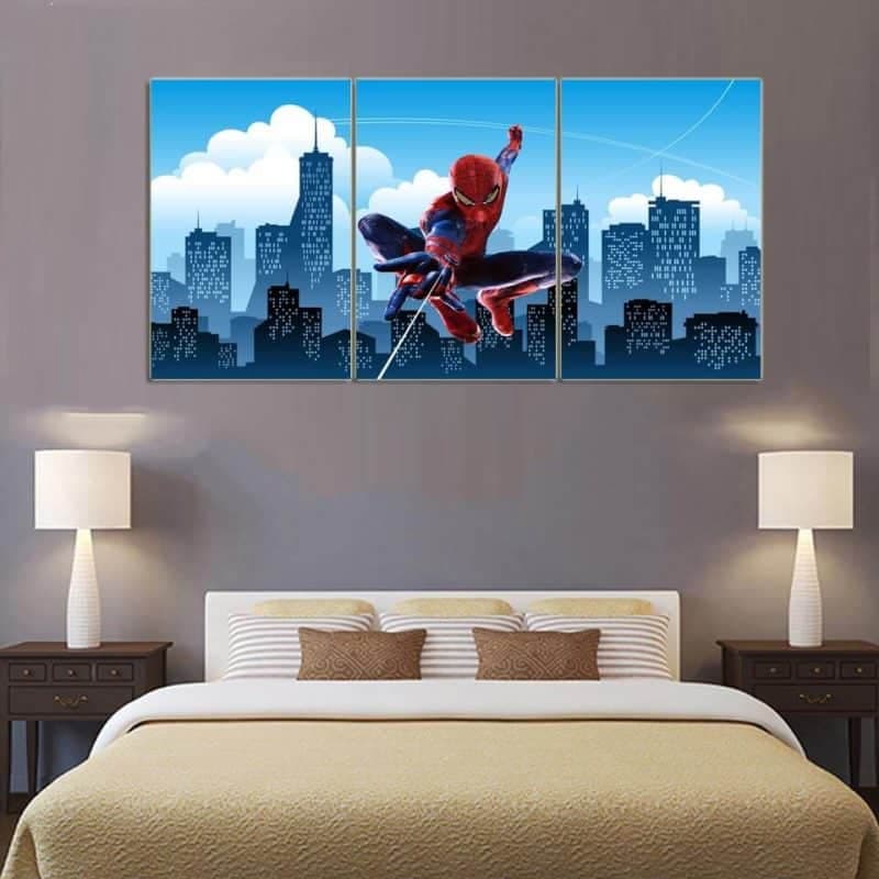 Tranh treo tường với chủ đề hoạt hình hoặc siêu anh hùng tạo điểm nhấn vui nhộn cho phòng ngủ.