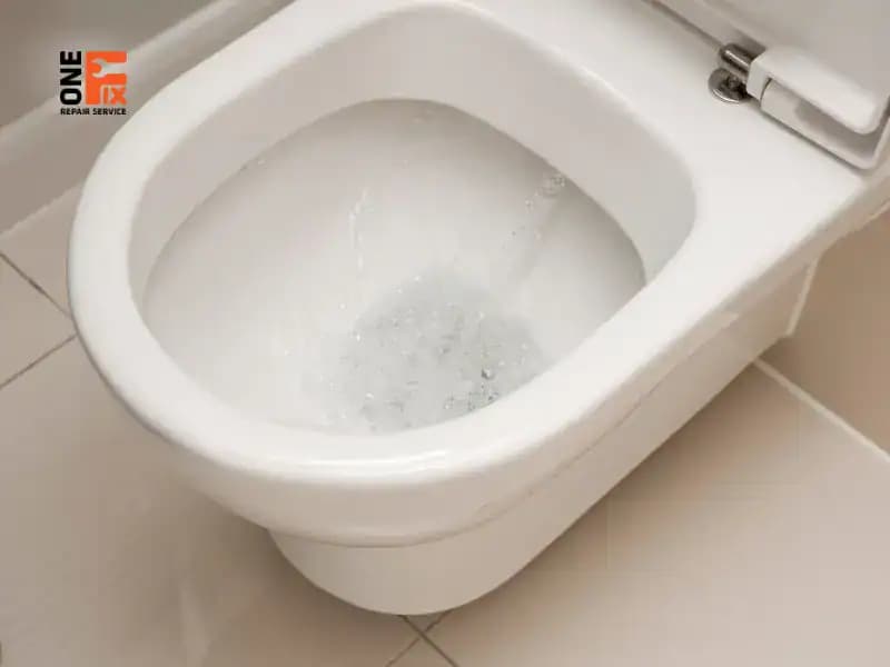 Cận cảnh các bộ phận bên trong két nước bồn cầu có thể gây ra lỗi xả yếu