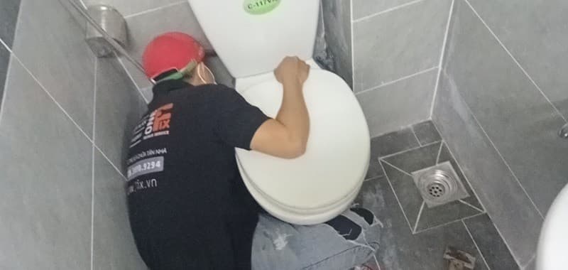 Minh họa bồn cầu bị tắc nghẽn và xuống nước chậm.