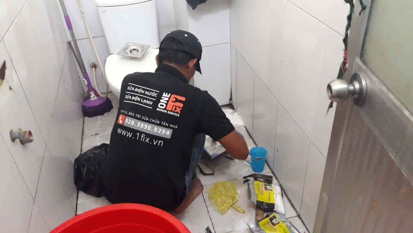 Thợ 1Fix đang tiến hành kiểm tra và sửa chữa bồn cầu cho khách hàng.