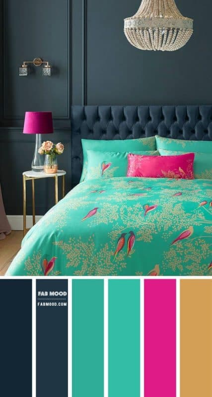 Sơn tường xanh ngọc đậm làm nền cho các vật dụng trang trí nhiều màu sắc