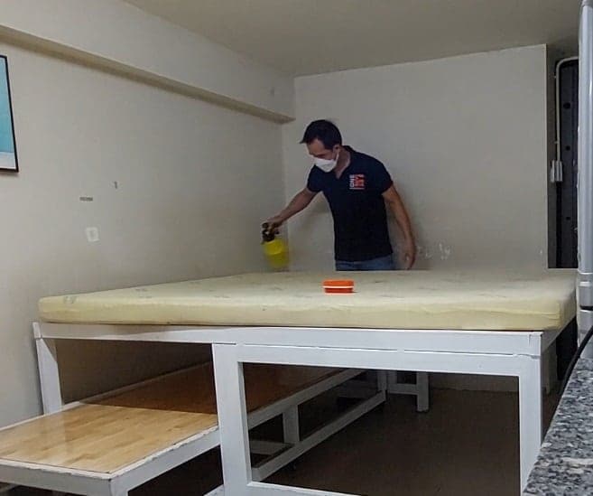 Cận cảnh máy phun hút hiện đại đang loại bỏ chất bẩn ra khỏi nệm.