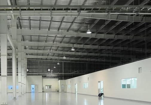 Đội thợ 1Fix đang thi công lắp đặt hệ thống thông gió và cải tạo mái nhà xưởng.