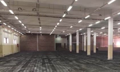 Thợ 1Fix đang khảo sát tổng thể kết cấu nhà xưởng trước khi lên phương án cải tạo.