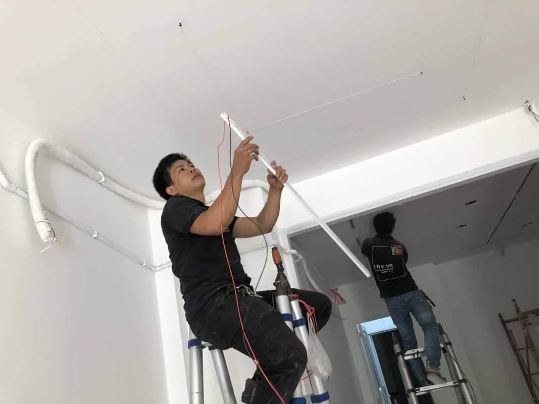 Hệ khung xương trần thả được lắp đặt chắc chắn trước khi thả tấm la phông