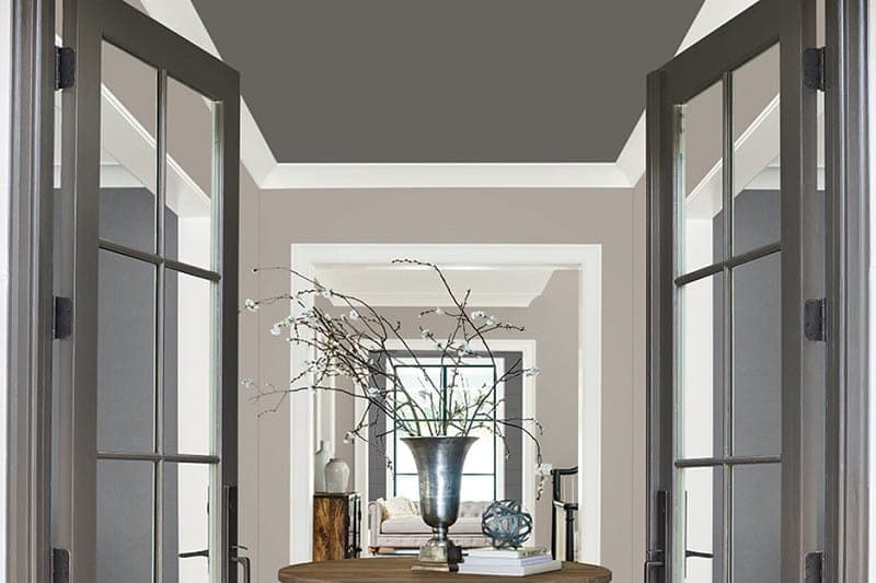 Trần thạch cao giật cấp được sơn màu xám ghi tạo điểm nhấn sang trọng cho căn phòng.