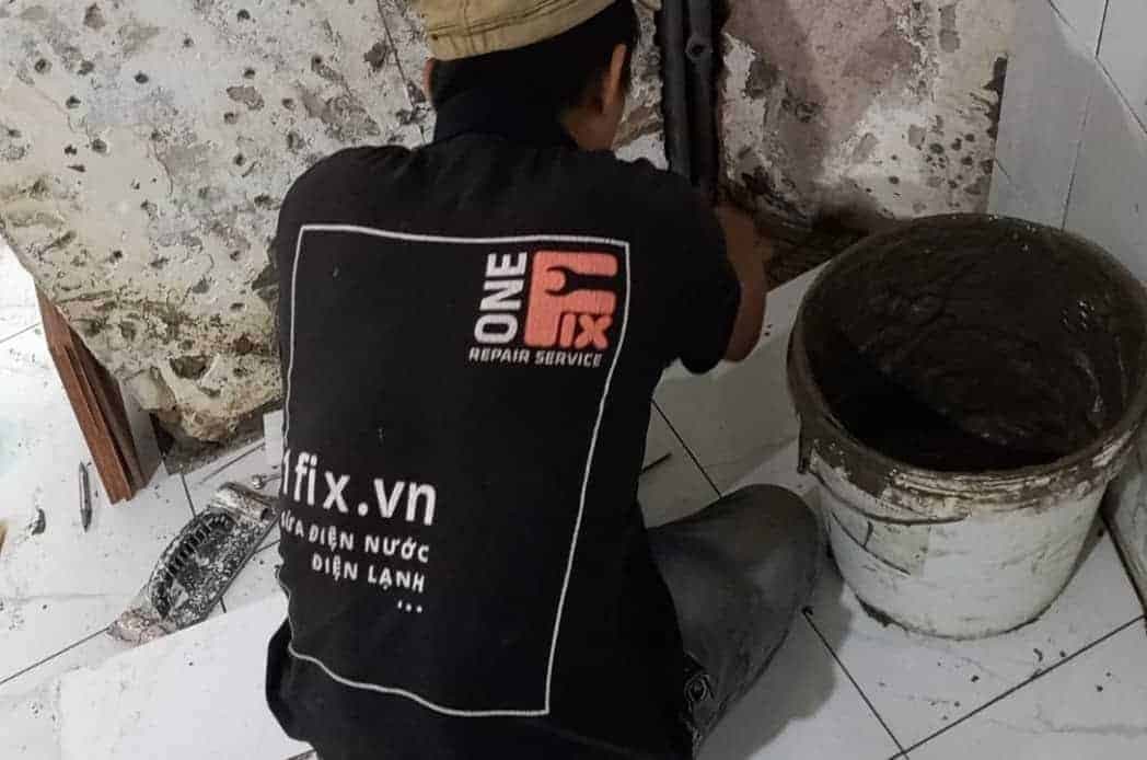Thợ 1Fix thi công lát gạch nhà vệ sinh với các đường ron đều và thẳng tắp.