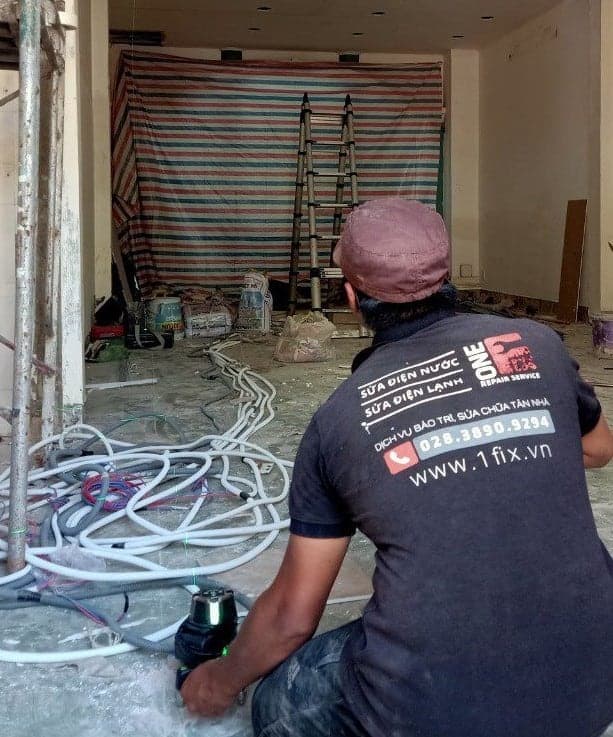Thợ 1Fix tiến hành sửa chữa, khắc phục sự cố rịn nước tại nền nhà khách hàng ở TPHCM.