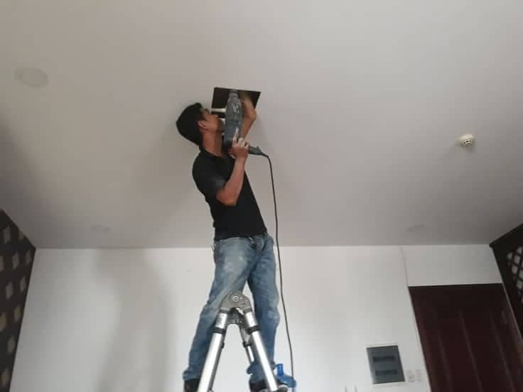 Phòng tắm được cải tạo toàn diện với gạch ốp tường mới và thiết bị vệ sinh hiện đại.