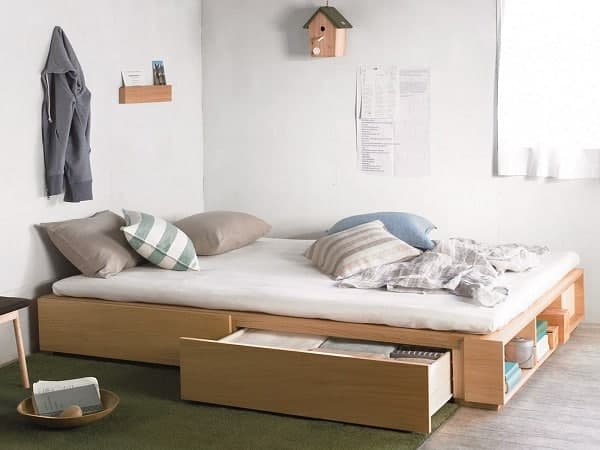 Sử dụng tranh ảnh và vật dụng trang trí để tạo điểm nhấn cho phòng ngủ vợ chồng