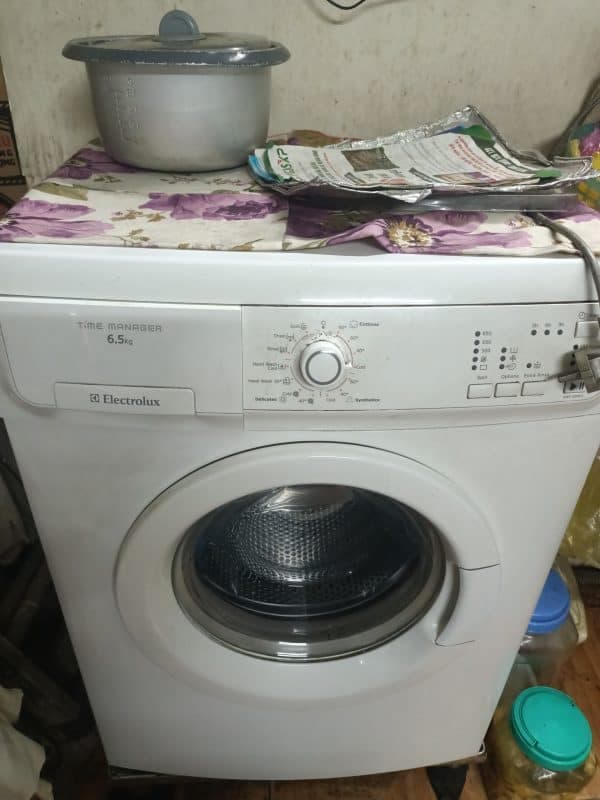 Thợ kỹ thuật 1Fix kiểm tra cửa máy giặt Electrolux bị khoá tại TPHCM