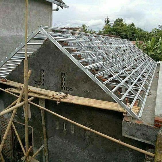 Thợ 1Fix đang thi công lắp đặt hệ thống khung kèo thép hộp chắc chắn cho mái tôn giả ngói.