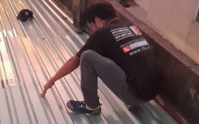 Mái tôn giả ngói màu xanh dương hiện đại, phù hợp với nhiều phong cách kiến trúc.