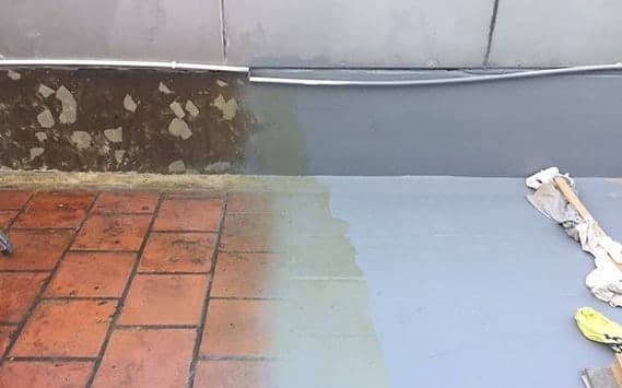 Thi công lớp sơn chống thấm chuyên dụng trên bề mặt sân thượng.